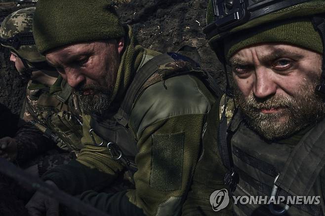 바흐무트에서 러시아군과 싸우는 우크라이나 병사들 [AP 연합뉴스자료사진. 재판매 및 DB 금지]