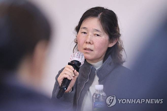 발언하는 과로사 유가족 (서울=연합뉴스) 서대연 기자 = 지난 2020년 쿠팡물류센터에서 과로사한 장덕준씨의 어머니인 박미숙씨가 28일 서울 종로구 참여연대에서 열린 '노동자 건강을 위협하는 근로시간 개편안' 유가족·전문가 기자간담회에서 발언하고 있다. 2023.3.28 dwise@yna.co.kr
