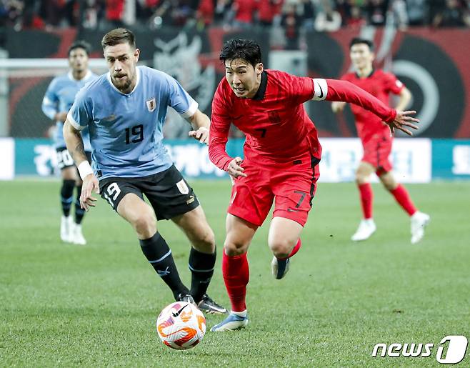 손흥민이 28일 오후 서울 상암월드컵경기장에서 열린 축구 국가대표 평가전 대한민국과 우루과이 경기에서 공격을 하고 있다. 2023.3.28/뉴스1 ⓒ News1 김도우 기자
