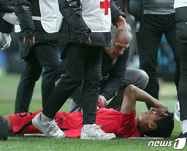 위르겐 클린스만 대한민국 축구대표팀 감독이 28일 오후 마포구 상암동 서울월드컵경기장에서 열린 축구 국가대표 평가전 대한민국과 우루과이의 경기에서 부상으로 실려나온 정우영을 다독이고 있다. 2023.3.28/뉴스1 ⓒ News1 박정호 기자