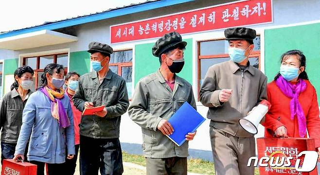 (평양 노동신문=뉴스1) = 북한 노동당 기관지 노동신문은 29일 어랑군 영전리당위원회 일꾼이 "올해 알곡 고지 점령에서 선동원들의 역할을 높여나가도록 적극 이끌어주고 있다＂라고 보도했다. [국내에서만 사용가능. 재배포 금지. DB 금지. For Use Only in the Republic of Korea. Redistribution Prohibited] rodongphoto@news1.kr