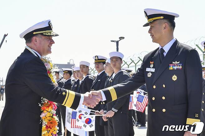 미국 핵 추진 항공모함 니미츠(CVN-68)가 부산 작전기지에 입항한 지난 28일 김지훈(준장) 해양작전본부장(왼쪽)과 크리스토퍼 스위니(소장) 11항모강습단장이 악수하고 있다. 2023.3.29/뉴스1 ⓒ News1 사진공동취재단