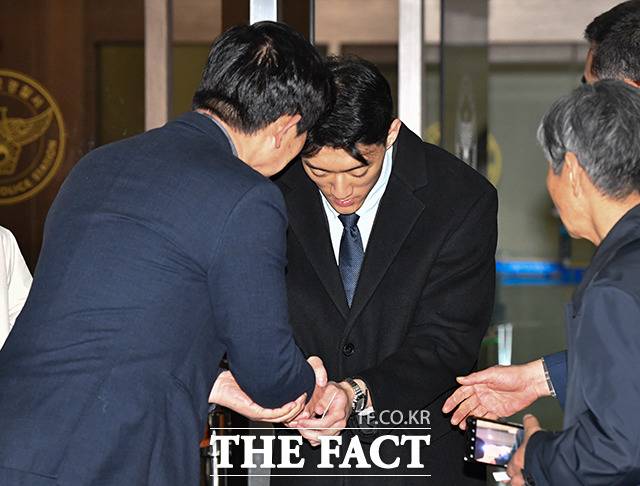 전두환 전 대통령의 손자 전우원이 29일 오후 서울 마포구 마포경찰서에서 마약 투약 혐의로 경찰 조사를 받은 뒤 건물을 나서며 5.18 관련 시민단체 회원들과 인사를 나누고 있다. /박헌우 기자