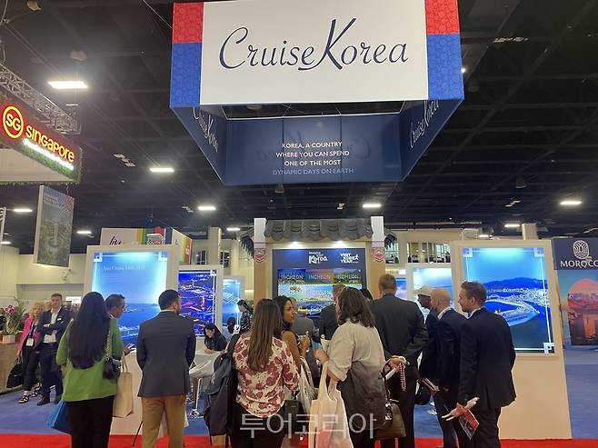 씨트레이드 크루즈 글로벌 내 한국홍보관을 관람하는 방문객들