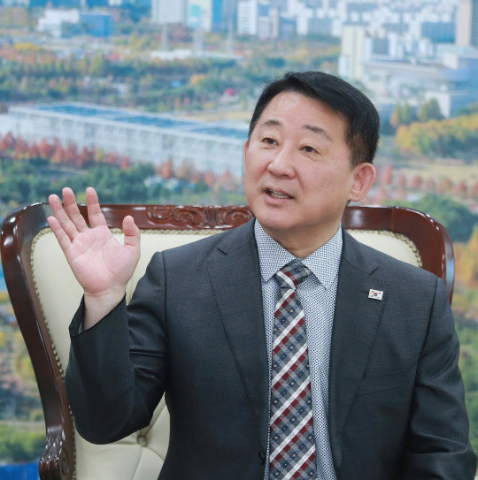서철모 대전 서구청장은 올해 구정의 핵심키워드 중 하나인 '구민들을 이롭게 하는 실용행정을 통해 생활밀착형 민원 해결에 집중하겠다'고 강조하고 있다. 사진=서구청 제공