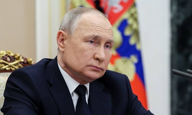 블라디미르 푸틴 러시아 대통령이 25일(현지시각) 러시아 대통령궁에서 교통부 장관과 회의하고 있다. TASS 연합뉴