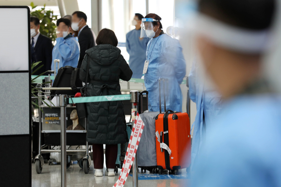인천국제공항 제1여객터미널 코로나19 검사센터에서 검사를 마친 입국자가 대기장소로 이동하고 있다. [사진=뉴시스]