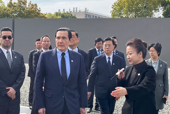 29일 중국 난징대학살기념관을 찾은 마잉주 전 대만 총통. AFP=연합뉴스