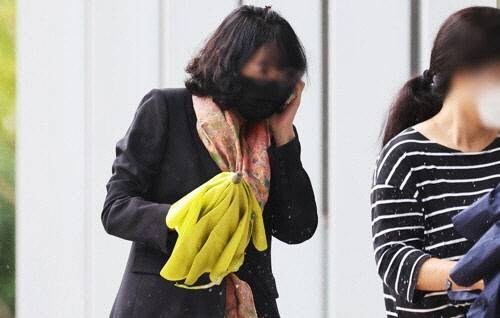 ▲ 김혜경 씨의 ‘법인카드 유용 의혹’ 사건 핵심 인물인 배모 씨가 지난해 8월 30일 경기도 수원시 영통구 수원지방법원에서 열린 구속 전 피의자 심문(영장실질심사)에 출석하고 있는 모습. 연합뉴스 자료사진