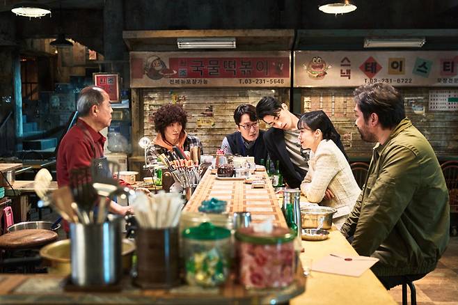 중소기업 킬러들은 길복순(전도연)을 부러워한다. 넷플릭스 제공.