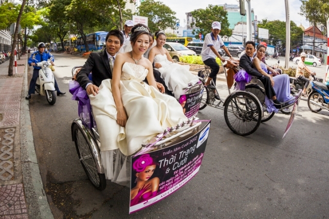 베트남 호치민시에서 신혼 부부들이 자전거를 개조한 교통수단을 타고 이동하고 있다. 게티이미지