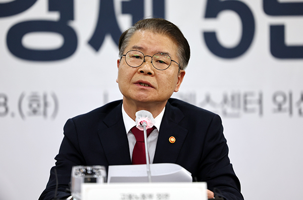 South Korean Employment and Labor Minister Lee Jung-sik speaks at a meeting with the vice chiefs of the country’s five business lobby groups in central Seoul on Mar. 28. [Photo by Yonhap]