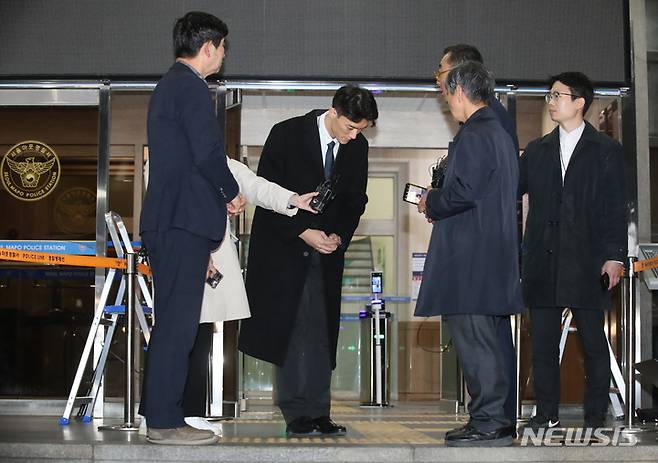 [서울=뉴시스] 조수정 기자 = 마약을 투약한 혐의로 경찰 조사를 마친 고(故) 전두환 전 대통령 손자 전우원 씨가 29일 오후 석방돼 서울 마포경찰서를 나서며 5·18 유족인 고(故)전태일 열사 동생 전태삼(오른쪽 앞) 씨, 이남(오른쪽 뒤) 5·18 민주화운동부상자회 서울지부장, 임장철(왼쪽 앞) 5·18민주화운동공로자회 서울지부장과 대화하고 있다. 2023.03.29.chocrystal@newsis.com