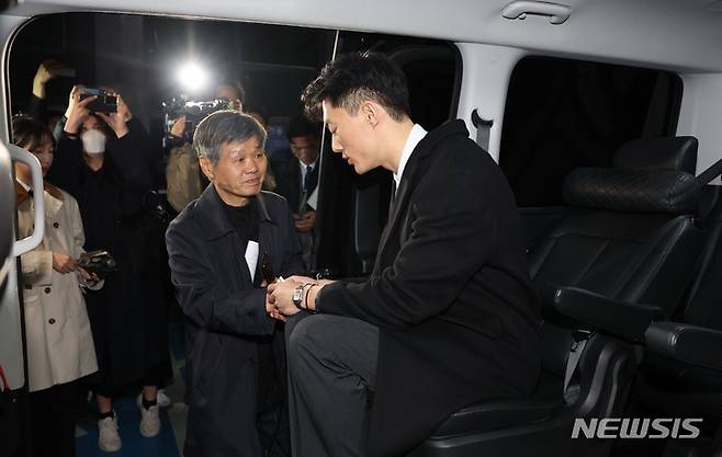 [서울=뉴시스] 조수정 기자 =  마약 투약 혐의 관련 조사를 마치고 석방된 전두환 전 대통령의 손자 전우원 씨가 29일 오후 서울 마포경찰서에서 광주로 향하는 차량에 탑승한 뒤 전태일 열사의 동생 전태삼 씨와 인사하고 있다. (공동취재사진) 2023.03.29.chocrystal@newsis.com
