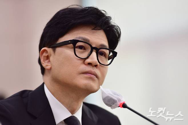 한동훈 법무부 장관이 27일 서울 여의도 국회에서 열린 법제사법위원회 전체회의에서 의원 질의를 받고 있다. 윤창원 기자