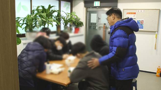 청소년들을 따뜻한 사랑으로 격려하고 있는 임순철목사부부