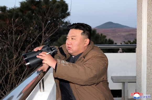 지난 16일 김정은 북한 국무위원장이 대륙간탄도미사일(ICBM) 화성17형 발사훈련 현장을 둘러보는 모습. 평양=조선중앙통신 연합뉴스