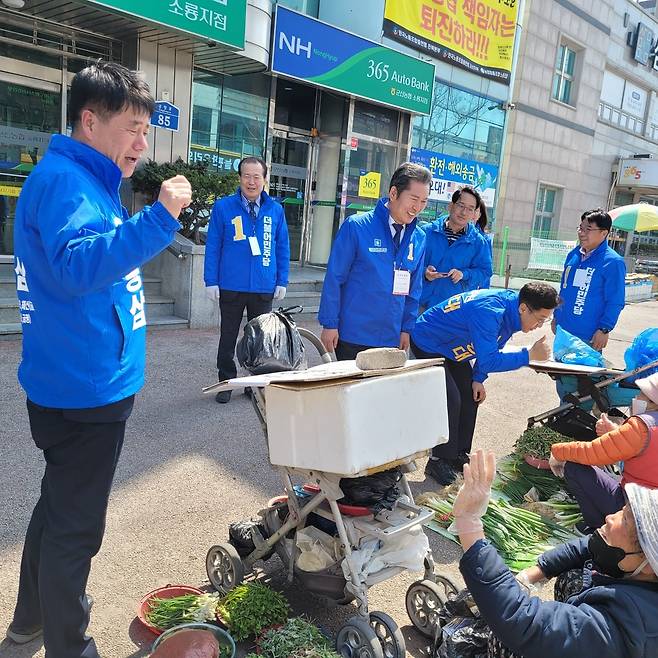 군산시의원 재선거 지원 유세 나선 정청래 최고위원(왼쪽 세번째) [더불어민주당 전북도당 제공]