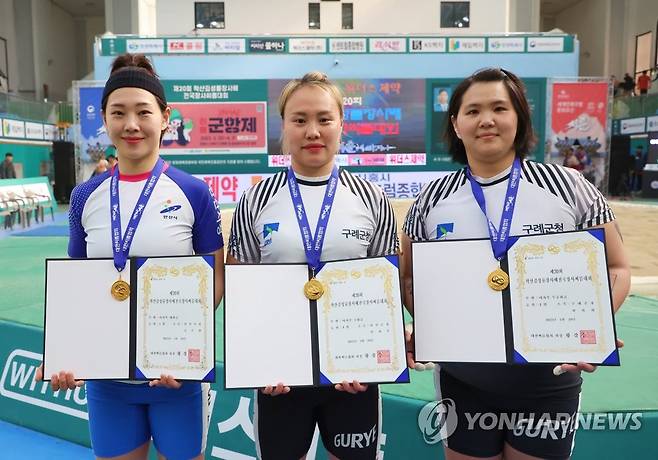 학산김성률장사배전국장사씨름대회 여자부 개인전 입상 선수들 (서울=연합뉴스) 29일 경남 창원시 진해문화센터체육관에서 열린 제20회 학산김성률장사배전국장사씨름대회 여자부 개인전 체급별 입상한 선수들이 기념 촬영하고 있다. 2023.3.29 [대한씨름협회 제공. 재판매 및 DB 금지] photo@yna.co.kr