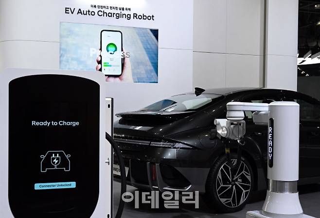 현대자동차가가 30일 경기도 일산시 고양 킨텍스에서 열린 ‘2023 서울모빌리티쇼’에서 로보틱스랩이 개발한 전기차 자동 충전 로봇을 전시했다.(사진=현대차.)