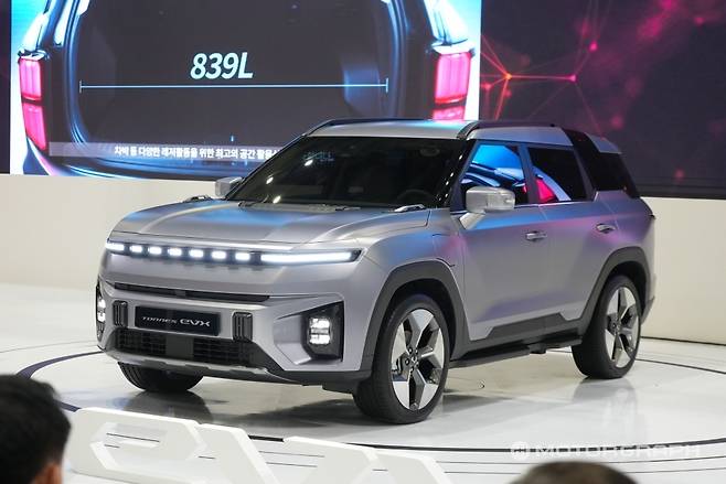 KG모빌리티가 2023 서울모빌리티쇼에서 공개한 토레스 EVX. 휠 중앙에 날개 엠블럼이 적용됐다.