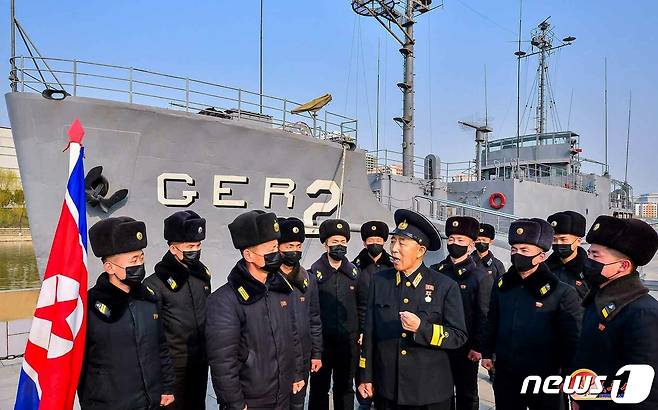 (평양 노동신문=뉴스1) = 북한 노동당 기관지 노동신문은 30일 1968년 1월23일에 발생한 '푸에블로호' 억류 사건을 재조명했다. 신문은 당시 '나포 결사대' 조장이었던 박인호가 "미제 무장간첩선을 나포하던 통쾌한 무훈담을 새 세대 해병들에게 들려주고 있다"라고 소개했다. [국내에서만 사용가능. 재배포 금지. DB 금지. For Use Only in the Republic of Korea. Redistribution Prohibited] rodongphoto@news1.kr