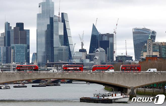 2023년 2월17일 영국 수도 런던의 워털루교 뒤로 금융특구 '시티 오브 런던'(City of London)의 스카이라인이 보인다. ⓒ 로이터=뉴스1 ⓒ News1 박재하 기자