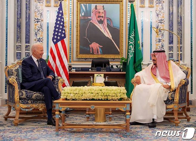 조 바이든 미국 대통령이 지난해 7월16일(현지시간) 취임 후 첫 중동 순방에 나서 사우디아라비아 제다에서 살만 빈 압둘아지즈 알사우드 국왕과 만나고 있다. ⓒ AFP=뉴스1 ⓒ News1 우동명 기자