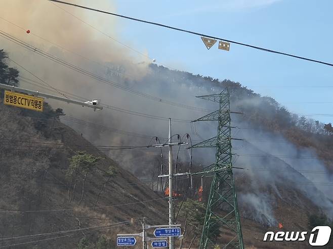 제천시 봉양읍 봉화산에 산불이 발생해 고압선을 위협하고 있다.