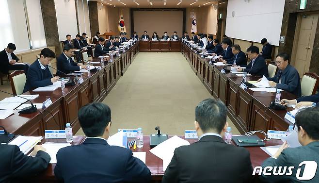 김소영 금융위원회 부위원장이 29일 오후 서울 종로구 정부서울청사에서 열린 은행권 경영·영업 관행·제도 개선 제2차 회의에서 모두발언을 하고 있다. 이 자리에서 김 부위원장은 구체적인 검토가 필요한 스몰라이스 제도 도입시 고려사항과 비은행권 지급결제업무 허용과 관련해 소비자 편익과 규율방안 등을 논의했다. (금융위원회 제공) 2023.3.30/뉴스1