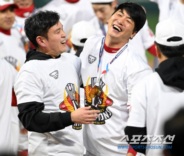 우승 직후 포옹하는 정용진 SSG 구단주(왼쪽)와 김광현. 스포츠조선DB