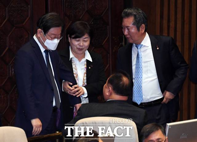 서영교 더불어민주당 최고위원(가운데)이 30일 서울 여의도 국회에서 열린 본회의에서 이재명 대표(왼쪽)의 팔을 끌며 이상민 의원(가운데 아래)과 대화하고 있다. /국회=이새롬 기자