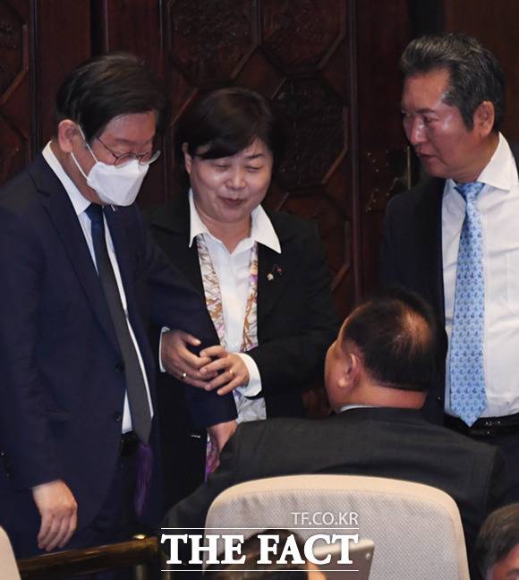 은근슬쩍 이재명 대표의 팔을 끌어 이상민 의원 쪽으로 이끄는 서영교 최고위원.