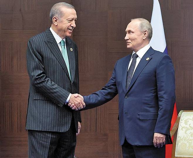 블라디미르 푸틴(오른쪽) 러시아 대통령과 레제프 타이이프 에르도안 튀르키예 대통령이 지난해 10월 13일(현지 시각) 카자흐스탄 아스타나에서 열린 정상회담에 앞서 악수를 나누고 있다./로이터 연합뉴스