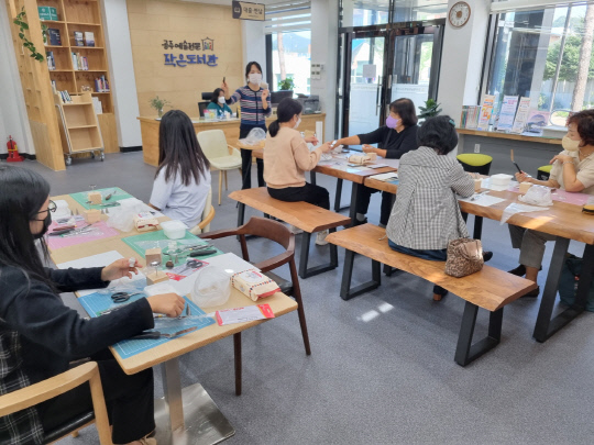 공주시는 시민들에게 독서문화 향유의 기회를 제공하기 위해 작은 도서관 상반기 독서문화 프로그램을 운영한다고 밝혔다. 사진=공주시 제공