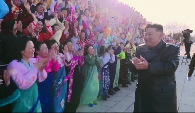 김정은 북한 국무위원장이 인민군 창건 75주년 건군절 경축행사에 특별대표로 초대된 원군미풍열성자들을 만나고 기념사진을 찍었다고 15일 조선중앙TV가 보도했다. 조선중앙TV/뉴시스