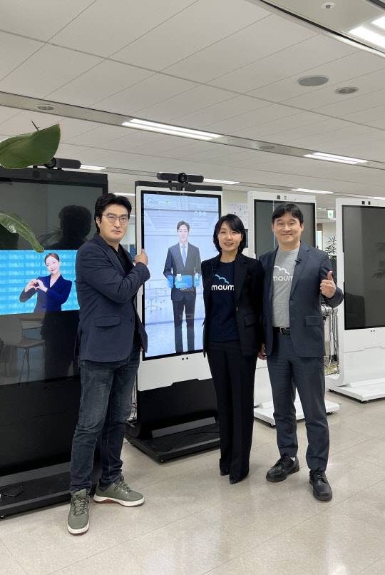 《희대의 NOW 구독중》 인터뷰를 마친 광운대 OTT미디어전공 이희대 교수와 '마음AI'의 손병희 전무, 유태준 대표가 경기 판교 소재 '마음AI' 사옥 내 설치된 휴먼AI 디바이스 앞에서 기념사진을 촬영했다.