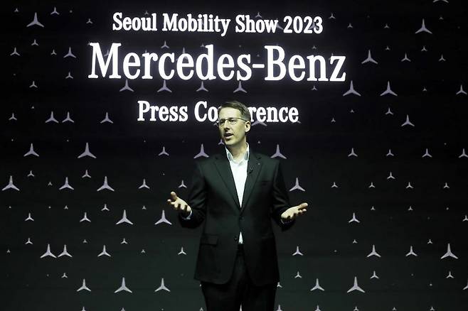 토마스 클라인 메르세데스-벤츠코리아 사장이 2023 서울모빌리티쇼 프레스데이에서 향후 전략을 발표하고 있다.