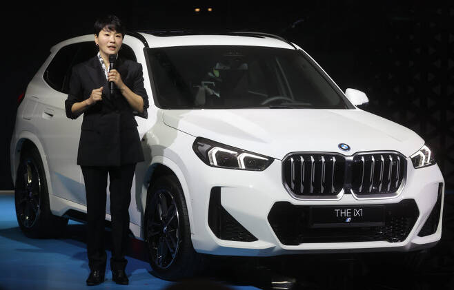 주양예 BMW 브랜드 고객부문 총괄 본부장이 2023 서울모빌리티쇼 프레스데이에서 BMW iX1을 소개하고 있다. 연합뉴스