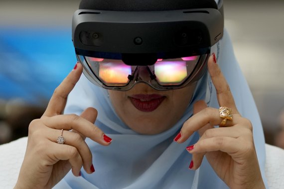 한 여성이 VR(가상현실) 기기를 쓰고 가상현실 세계를 체험하고 있다. /사진=AP연합뉴스