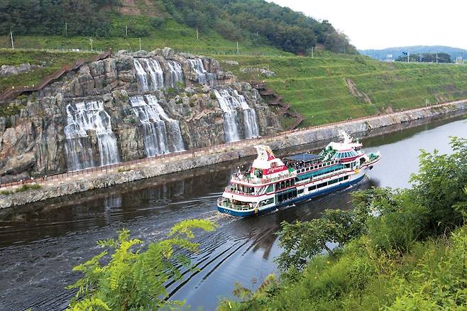 경인아라뱃길을 지나고 있는 유람선 / 한국관광공사 제공