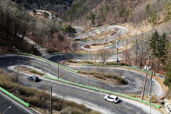 충북 보은 열두굽이 말티재 고갯길 / 한국관광공사 제공