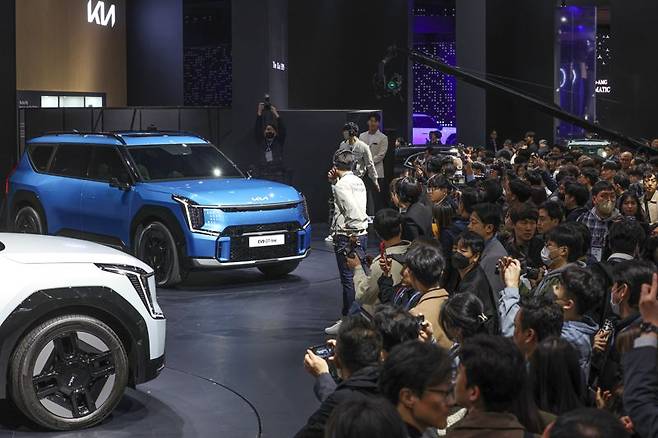 30일 경기 고양시 대화동 킨텍스에서 열린 '2023 서울모빌리티쇼' 프레스데이에서 취재진들이 기아차의 EV9을 보기위에 모여 있다. 사진=서동일 기자