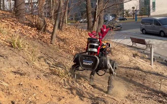 카이스트 연구진이 시각이나 촉각 센서의 도움 없이 넘어지지 않고 이동할 수 있는 ‘블라인드 보행’ 로봇 기술을 개발했다. 카이스트 동영상 갈무리