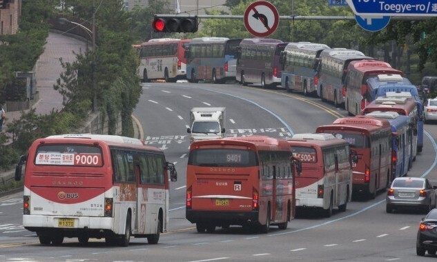 광역버스들이 버스전용차선에 줄지어 있다. 기사 내용과 관계 없음. <한겨레> 자료사진