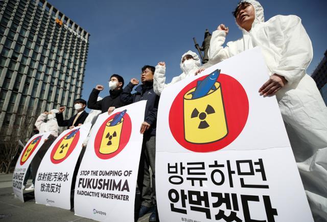 환경운동연합, 시민방사능감시센터 활동가들이 지난 16일 오전 서울 광화문광장에서 '후쿠시마 오염수 해양 방류 말고 장기 보관, 대통령은 일본 정부에 요구하라'며 기자회견을 하고 있다. 뉴시스