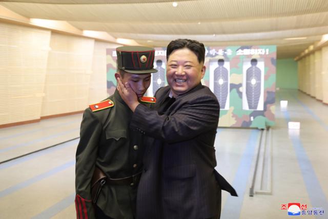 김정은 국무위원장이 지난해 10월 북한 엘리트 교육기관인 만경대혁명학원을 방문해 학생을 격려하는 모습. 조선중앙통신 연합뉴스