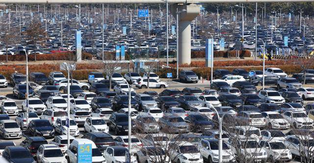지난달 27일 인천국제공항 제1여객터미널 장기주차장이 여행객 차량으로 가득하다. 연합뉴스