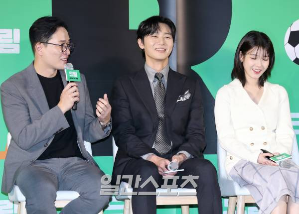 이병헌 감독, 배우 박서준, 아이유(본명 이지은)가 30일 오전 서울 성동구에서 진행된 영화 '드림' 제작보고회에 참석해 취재진의 질문에 답하고 있다. '드림'은 개념 없는 전직 축구선수 홍대(박서준)와 열정 없는 PD 소민(아이유)이 집 없는 오합지졸 국대 선수들과 함께 불가능한 꿈에 도전하는 이야기를 그린 영화다. 오는 4월 26일 개봉. 서병수 기자 qudtn@edaily.co.kr /2023.03.30.