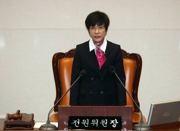 김영주 국회 전원위원장이 30일 오후 서울 여의도 국회 본회의장에서 열린 제404회 국회(임시회) 제1차 국회의원 선거제도 개선에 관한 결의안 심사를 위한 전원위원회에서 인사말을 하고 있다. [사진=뉴시스]